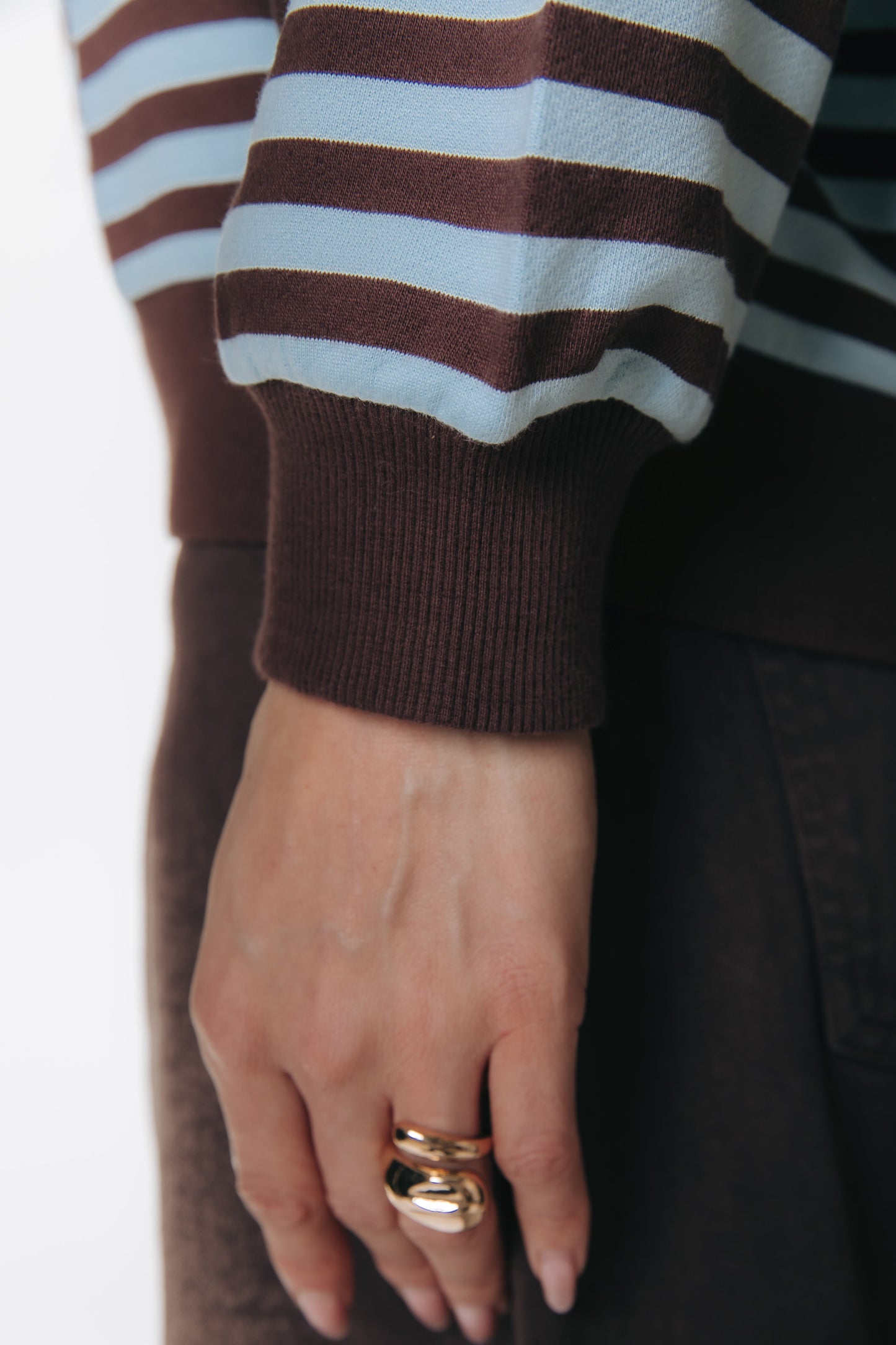 Gestreepte Sweater met Verlaagde Schouder – Bruin