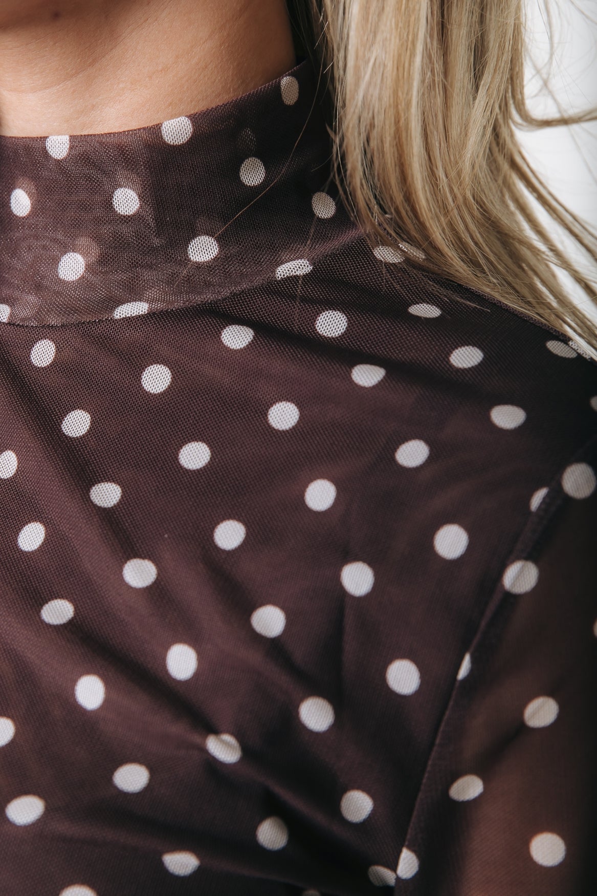 Mesh Col Top met Stippen – Bruin