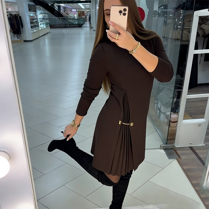 Verfijnde A-lijn jurk met plissé-detail en gouden ketting